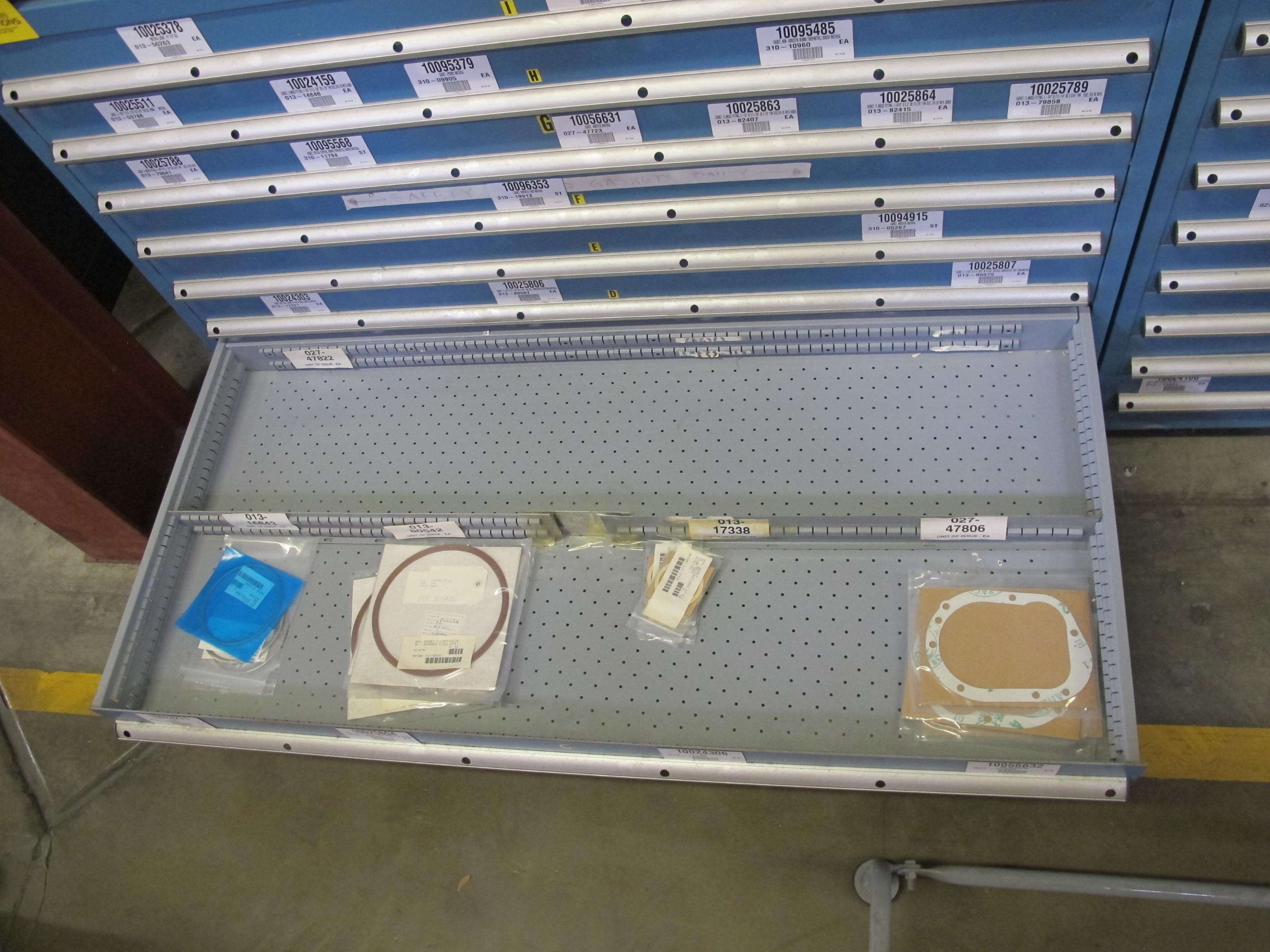 LISTA HEAVY DUTY 9-DRAWER PARTS CABINET W/ CONTENTS (W-50) LOADING & HANDLING FEE $25-